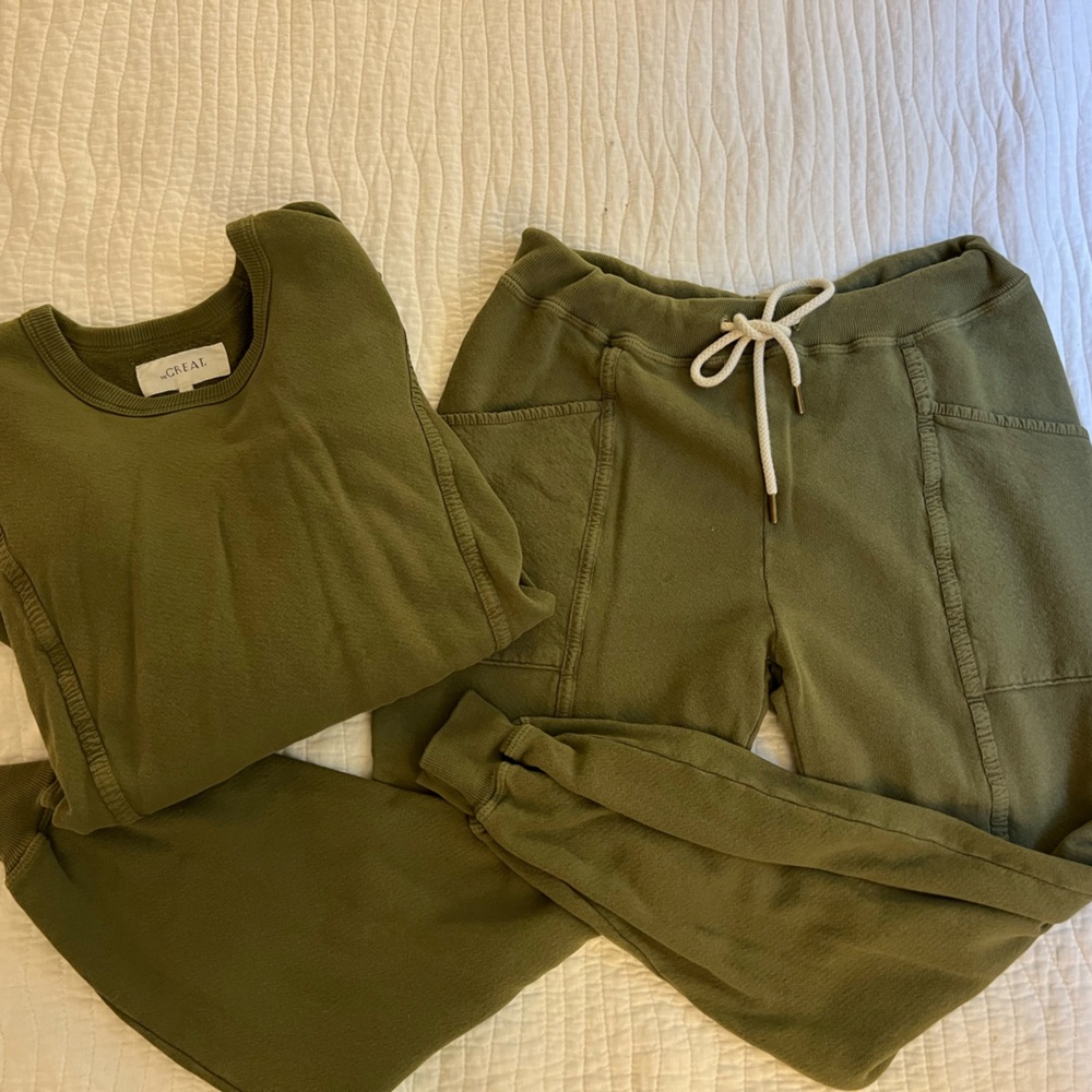 theGREAT sweatsuit. Size 2. Has a few stains as indicated in the photos.